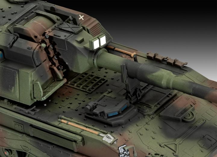 Actual product image Revell Tank howitzer 2000