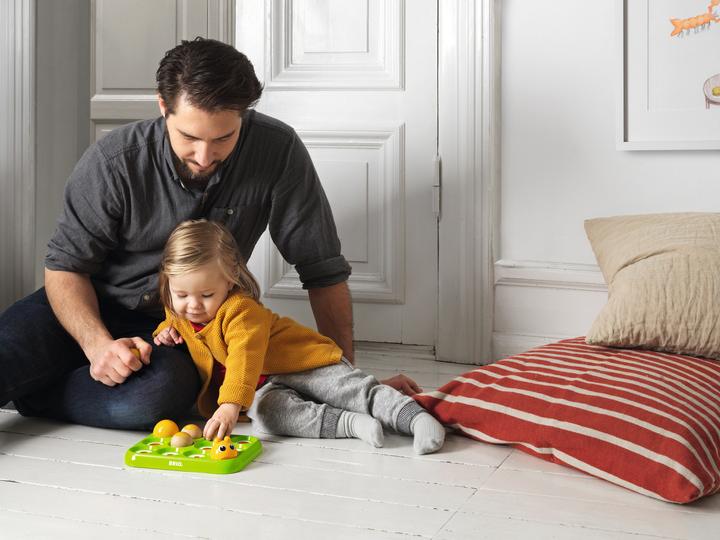 Produktbild Brio Musical Caterpillar (Deutsch, Spanisch, Französisch, Norwegisch, Tschechisch, Polnisch, Niederländisch, Finnisch, Japanisch, Dänisch, Schwedisch, Italienisch, Portugiesisch, Englisch, Slowakisch)