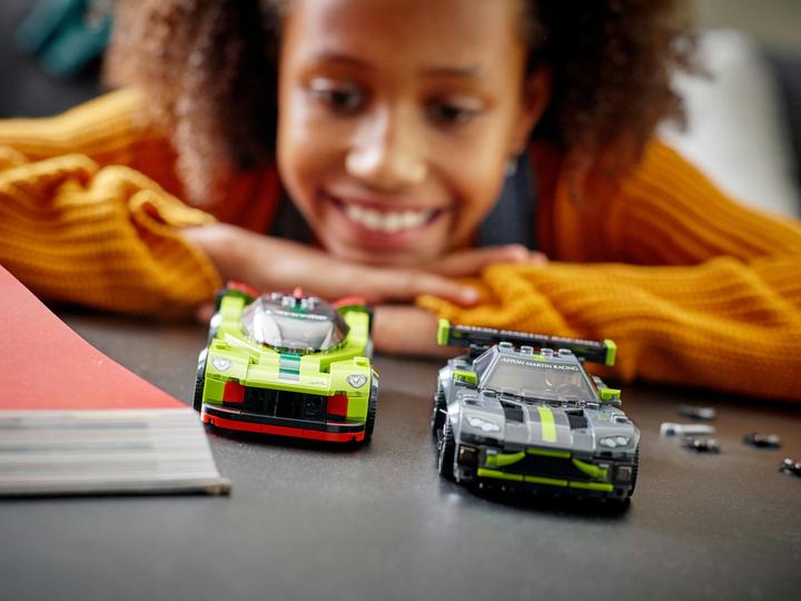 Productafbeelding LEGO Aston Martin Valkyrie AMR Pro & Aston Martin Vantage GT3 (76910, LEGO Snelheidskampioenen)