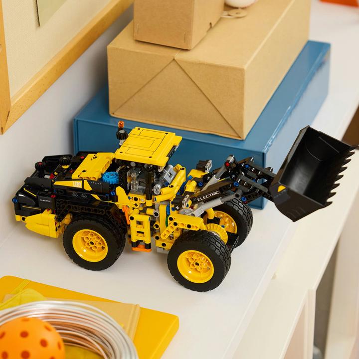Actual product image LEGO Volvo L120 Electric wheel loader (42209, LEGO Technic)
