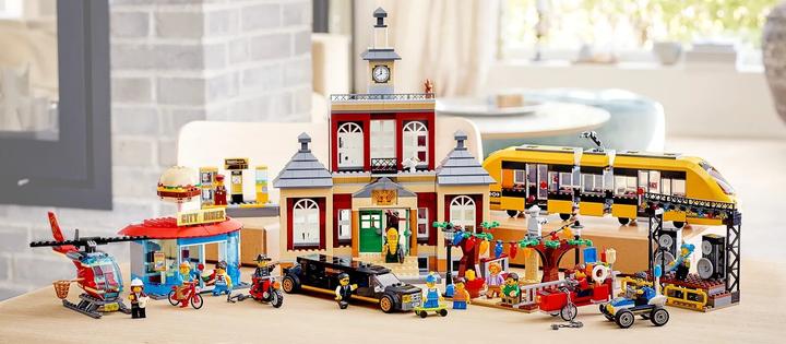 Produktbild LEGO Stadtplatz (60271, LEGO City)