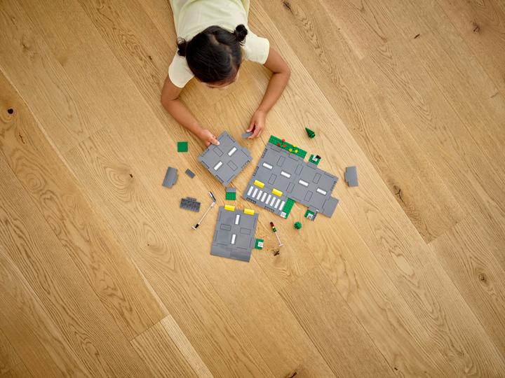 Actual product image LEGO Road intersection with traffic lights (60304, LEGO City)