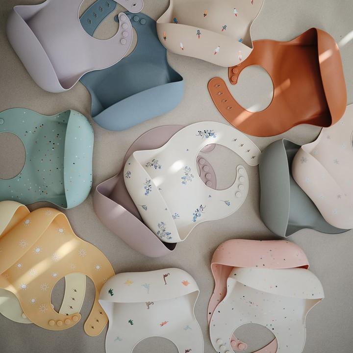 Produktbild Mushie Silikon Lätzchen Dove Grey