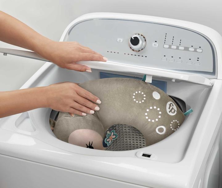 Produktbild Fisher-Price Rehkitz Spielkissen mit Spiegel, Beissring und Igel-Rassel
