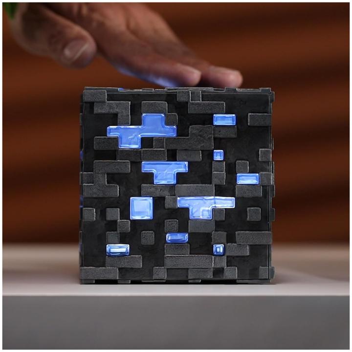 Produktbild Noble Collection Minecraft Replik Illuminating Diamond Ore Cube 10 cm