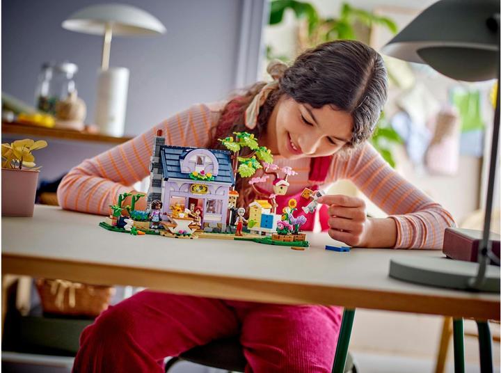 Produktbild LEGO Haus und Blumengarten der Imker (42669, LEGO Friends)