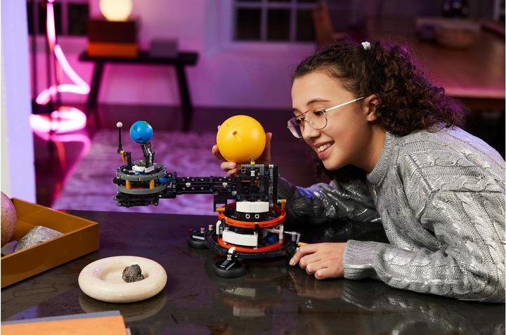 Actual product image LEGO Sun Earth Moon Model (42179, LEGO Technic)