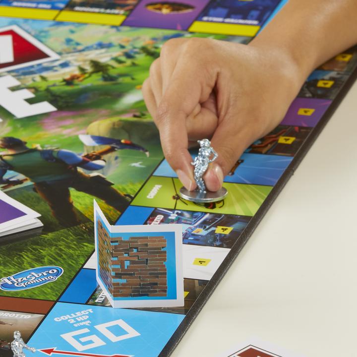 Produktbild Monopoly Fortnite Sammlerausgabe (Deutsch, Italienisch, Englisch, Spanisch, Polnisch, Finnisch, Niederländisch, Arabisch, Türkisch, Portugiesisch, Ungarisch, Dänisch, Rumänisch, Slowenisch, Tschechisch, Schwedisch, Norwegisch, Bulgarisch, Kroatisch, Lettisch, Slowakisch)