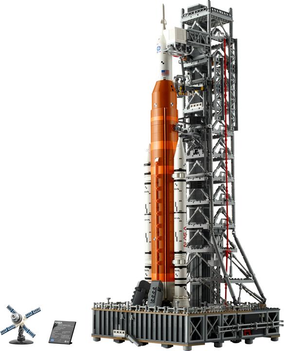 Actual product image LEGO NASA Artemis launch pad (10341, LEGO Icons, LEGO Rare Sets)