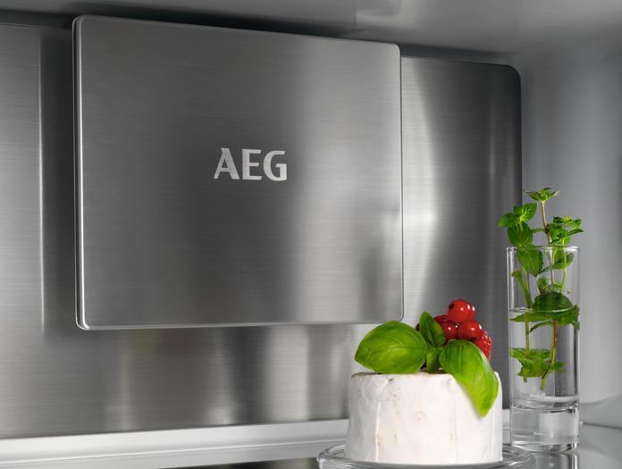 Immagine prodotto AEG TSC8M181CC Frigorifero-congelatore da incasso / Serie 8000 con raffreddamento a 360° / 1780 mm / (244 l)