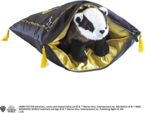 Produktbild Noble Collection Harry Potter: Hufflepuff mit Dachs (34 cm)