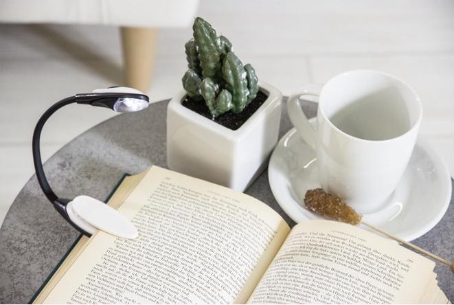 Immagine prodotto Out of the blue Lampada da lettura con LED e clip per libri (16 cm)