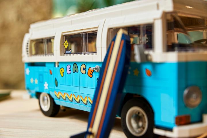 Actual product image LEGO Volkswagen T2 Camping Bus (10279, LEGO Creator Expert, LEGO Rare Sets)