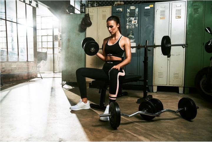 Image du produit Gorilla Sports Banc de musculation avec étagère