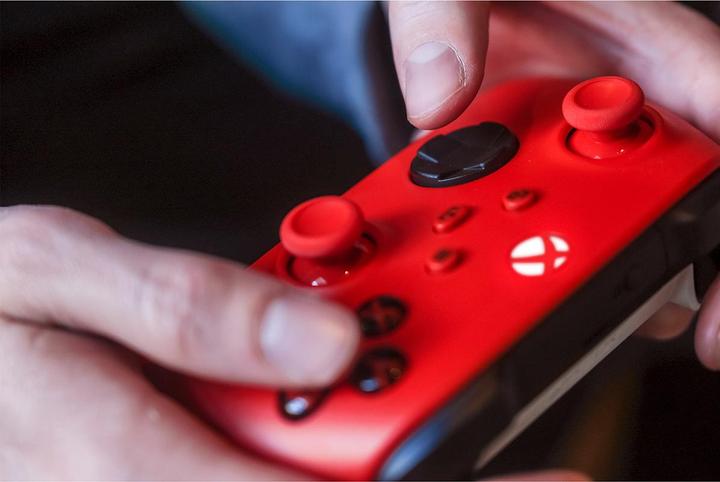 Immagine prodotto Microsoft Xbox Wireless Controller - Pulse Red (Xbox Serie S, Xbox One S, PC, Xbox One X, Xbox Series X)