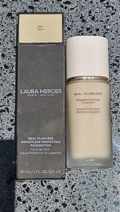 Laura Mercier Real Flawless Weightless Perfecting Foundation 1 Fl Oz (0N1 Silk)