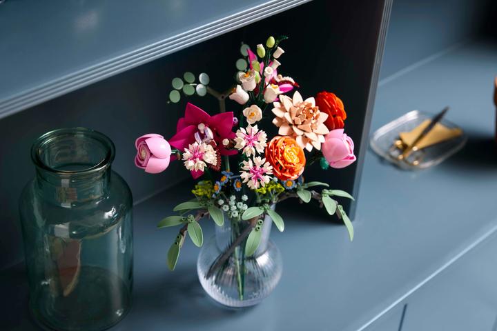 Produktbild LEGO Schöner Rosafarbener Blumenstrauss (10342, LEGO Botanical, LEGO Icons)
