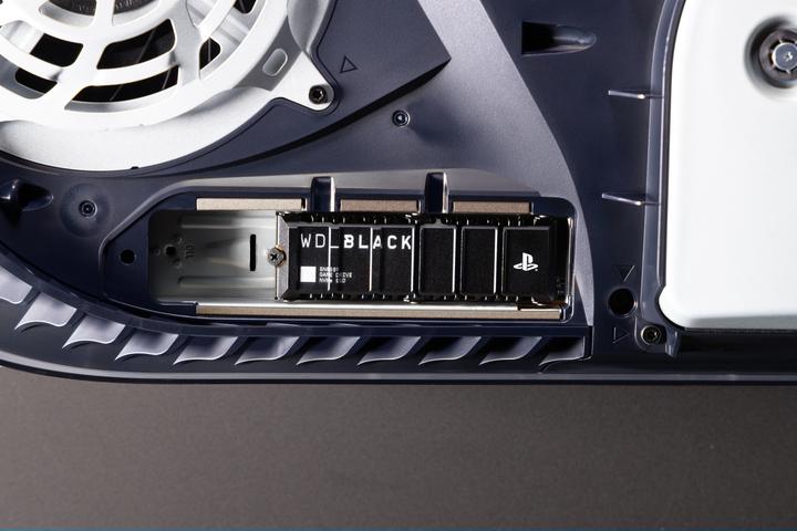 Actual product image WD Black SN850P with Heatsink for PS5 (8000 GB, M.2 2280)
