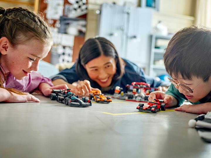 Produktbild LEGO F1 Boxenstopp mit Boxencrew und Ferrari Flitzer (60443, LEGO City)