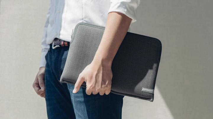 Actual product image Moshi Pluma Laptop Sleeve (14", Apple)