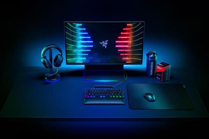 Actual product image Razer Strider (L)