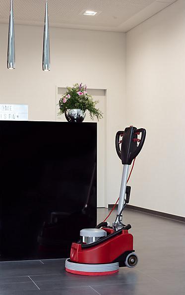 Actual product image Sprintus ZEUS single disc machine, working width 17", supplied complete with brush set.
