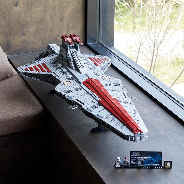 Actual product image LEGO UCS Venator-class Republic Attack Cruiser (75367, LEGO Star Wars, LEGO Rare Sets)