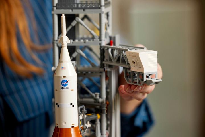 Actual product image LEGO NASA Artemis launch pad (10341, LEGO Icons, LEGO Rare Sets)