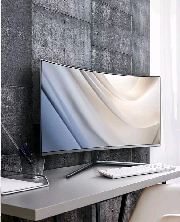 Actual product image Samsung UR59C (3840 x 2160 Pixels, 32")