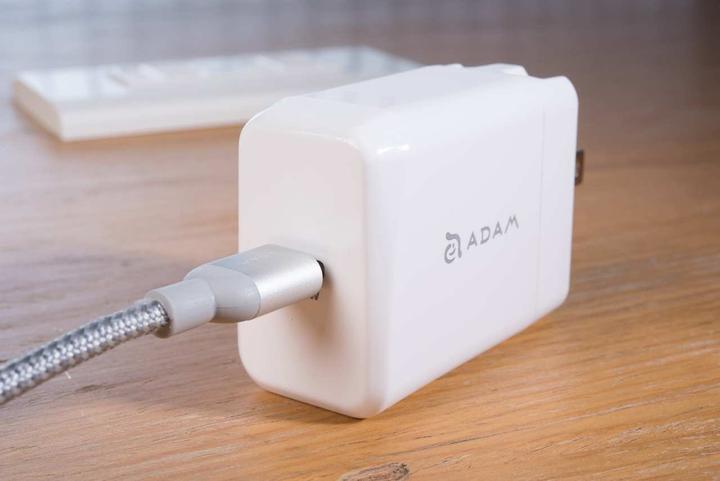 Actual product image Adam Elements OMNIA F1 | White | Lightning Quick Charge Kit (18 W)