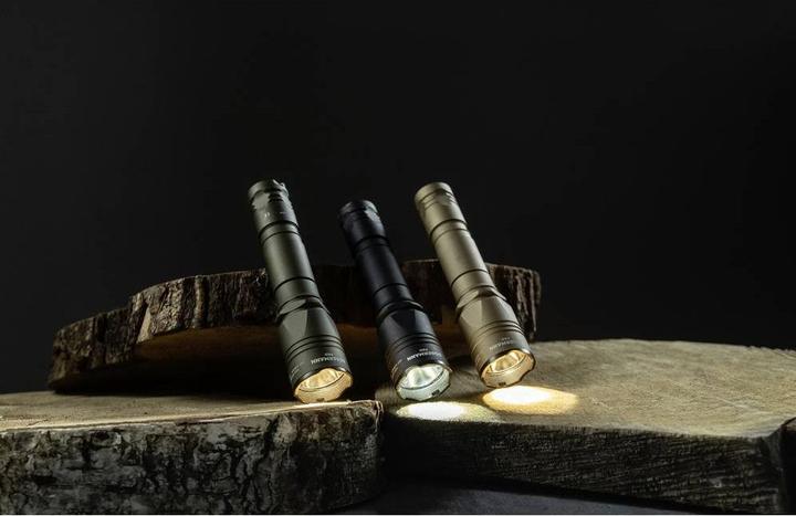 Image du produit ArmyTek Dobermann Pro Magnet USB Sand Warm LED lampe de poche avec dragonne, avec étui akkubetri (15 cm, 1400 lm)