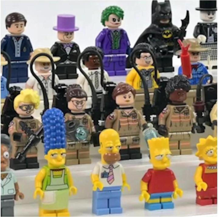 Image du produit iDisplayit Présentoir en acrylique pour 40 figurines LEGO® (avec base blanche et tenons)