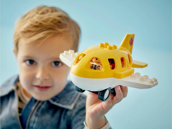 Actual product image LEGO Erster Besuch im Flughafen (10443)