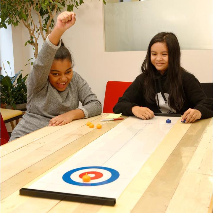 Immagine prodotto Kikkerland Gioco di curling da tavolo