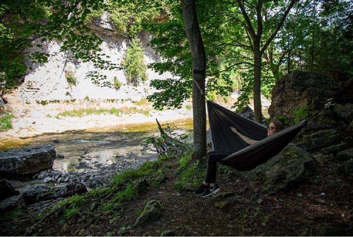 Immagine prodotto Vivere Amaca Parachute Hammock nero/grigio (181 kg)
