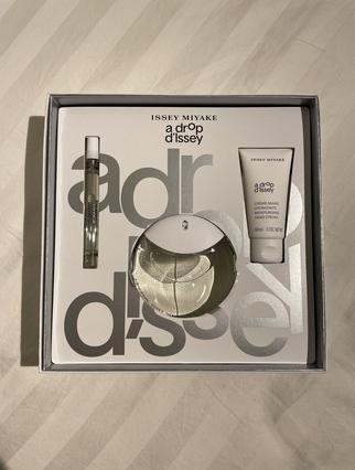 Issey Miyake A Drop D'Issey Gift Set 90ml Eau De Parfum Spray 50ml Moisturising Hand Cream 10ml Eau De Parfum Pur (Parfum set)