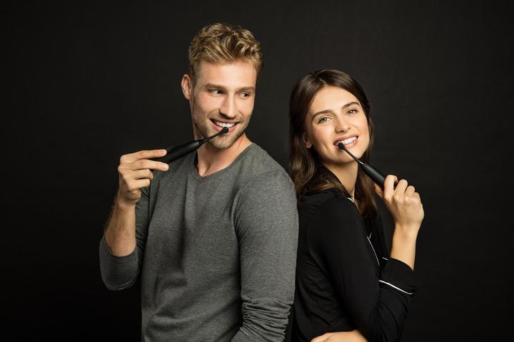 Immagine prodotto Curaprox Il nero idrosonico è bianco (Spazzolino sonico)