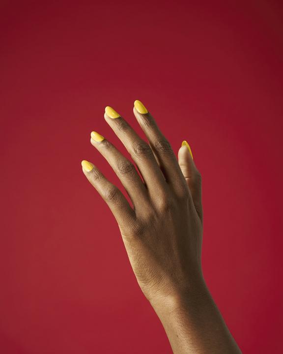 Actual product image CND Shellac Catching Light No. 472 Yellow UV Varnish Nail Design - Gleam & Glow Collection (Yellow, Top coat)