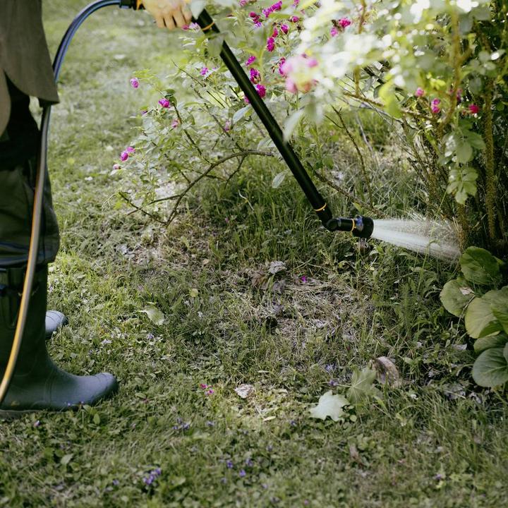 Actual product image Fiskars Watering wand with 2 functions, Swivel SoftGrip nozzle head, Flow control with front regulator