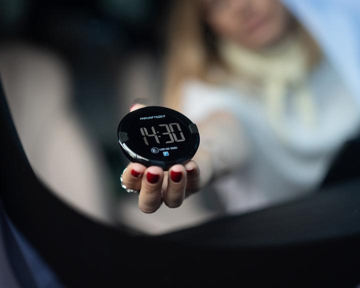 Produktbild Ooono P-Disc N°2 dark - Elektronische Parkscheibe mit Zulassung fürs Auto-vollautomatische Parkuhr