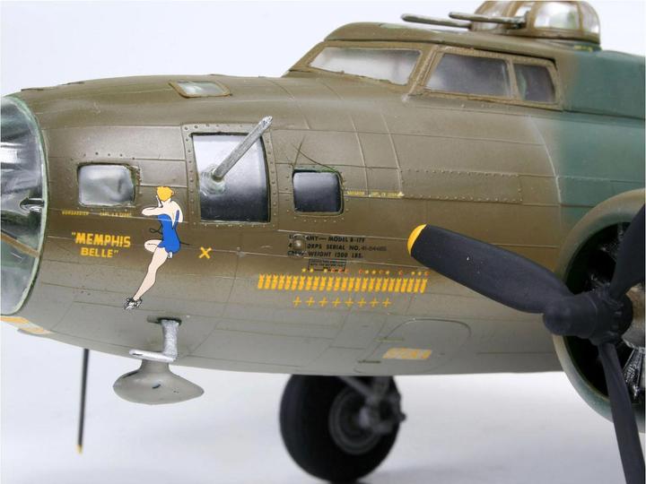 Actual product image Revell Boeing B-17F Memphis Belle
