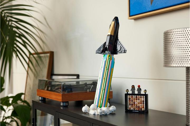 Produktbild LEGO Über dem Mond mit Pharrell Williams (10391, LEGO Icons, LEGO Seltene Sets)