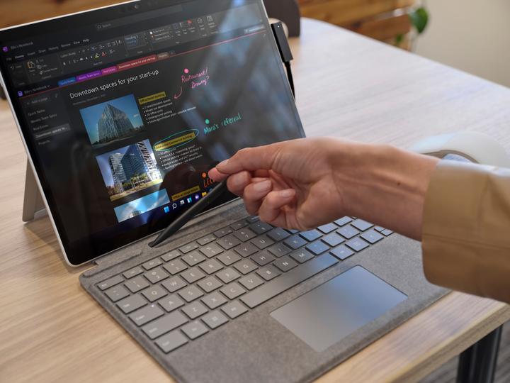 Actual product image Microsoft Surface Pro Signature Keyboard with Slim Pen 2 (CH)