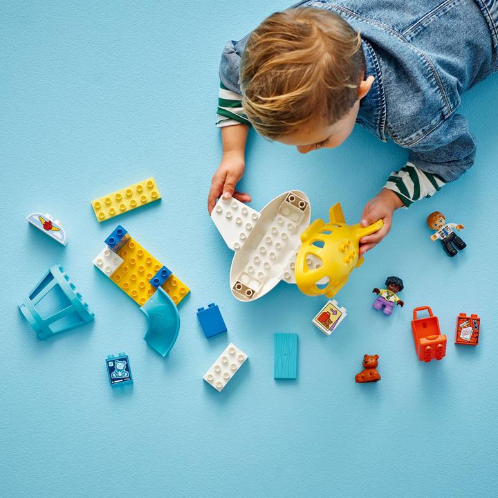 Actual product image LEGO Erster Besuch im Flughafen (10443)