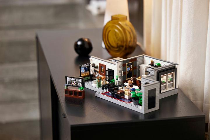 Produktbild LEGO Queer Eye - The Fab 5 Loftas (10291) (10291, LEGO Creator Expert, LEGO Seltene Sets)