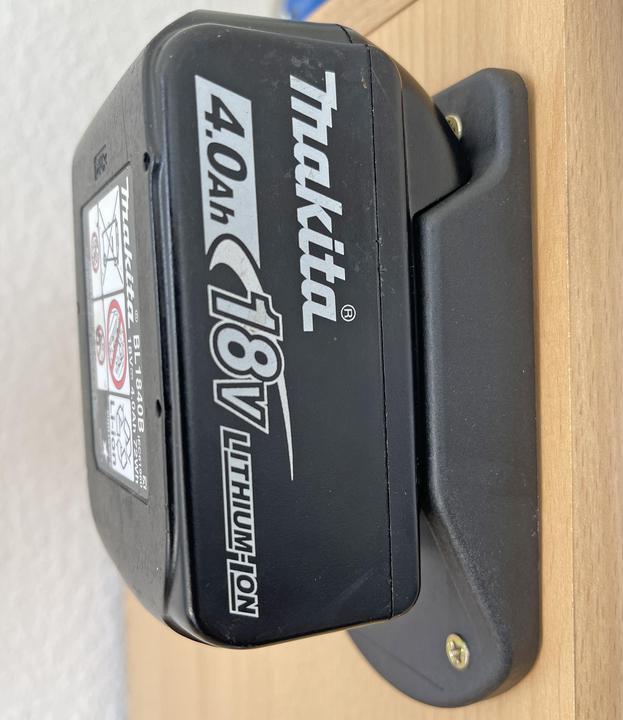 Produktbild AP Profi Wandhalterung, der Akkuhalter nur für Makita 14,4V und 18V Li-ion Akku (14.4 V)