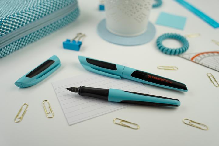 Produktbild STABILO Flow SPORTY Füller (Blau, Schwarz, 1 x)