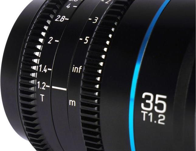 Immagine prodotto Sirui MS35R-G Night Walker 35mm T1.2 S35 Cine Lens (attacco RF Gun Metal Gray) (Novità) (Offerta speciale) (Canon RF, APS-C / DX)