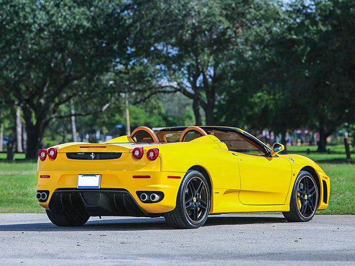 Immagine prodotto Smartbox Un'esperienza di guida fuori dal comune: 2 ore al volante di una Ferrari F430 Spider (1 pers.)