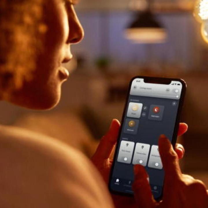 Produktbild Philips Hue Filament White Ambiance (E14, 4.60 W, 350 lm, 2 x, G)